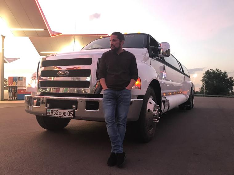 Лимузин Ford F650 на закате