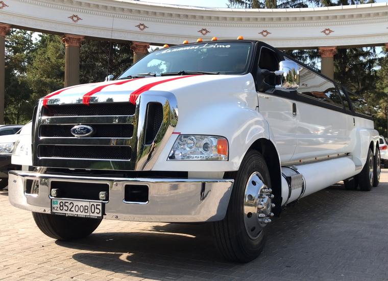 Ford F650 в праздничном оформлении, вид спереди