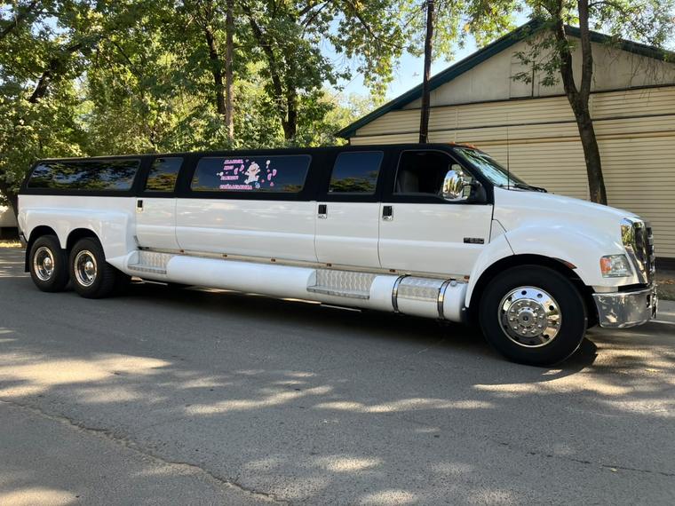 Лимузин Ford F650 во всю длину