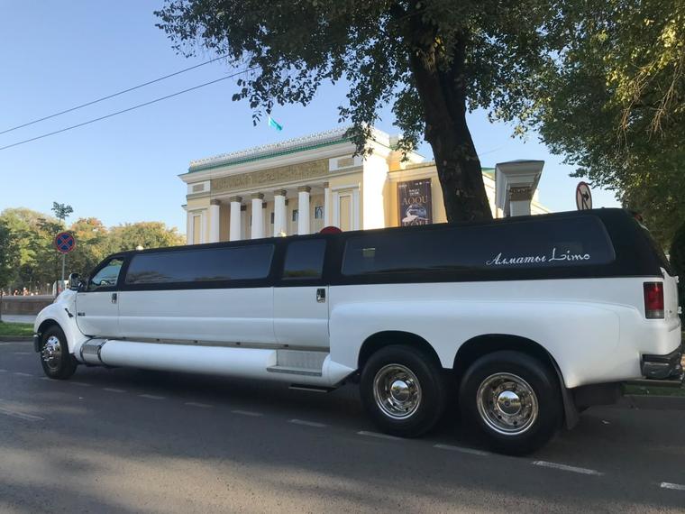 Кузов лимузина с надписью «Алматы Limo»