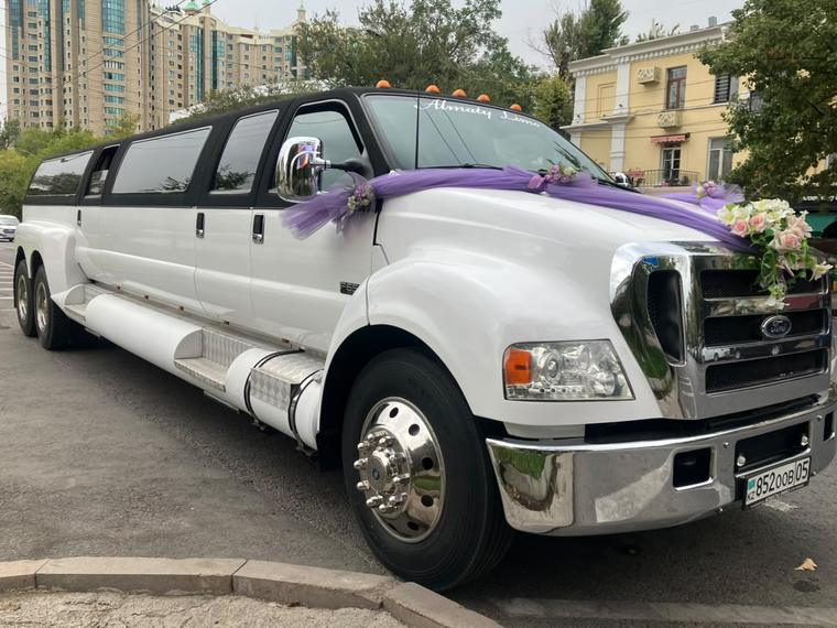 Ford F650 в свадебном оформлении с сиреневыми лентами