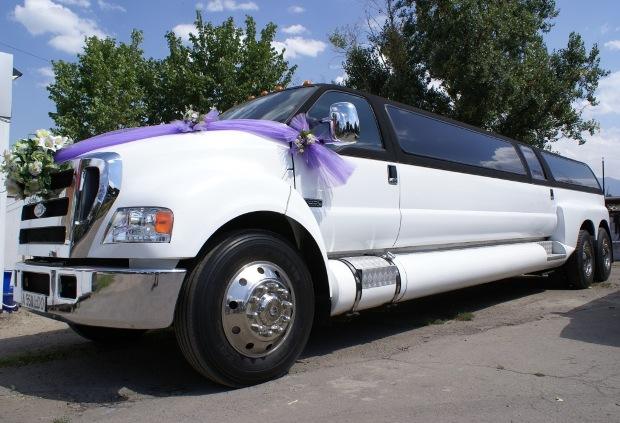 Лимузин Ford F650 спереди