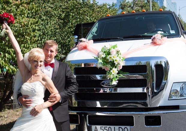 Молодожёны у решётки радиатора Ford F650