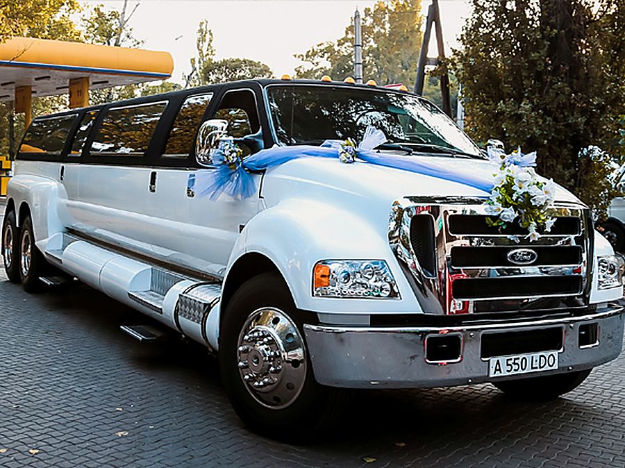 Белый лимузин Ford F650 в свадебном оформлении, вид сбоку во всю длину